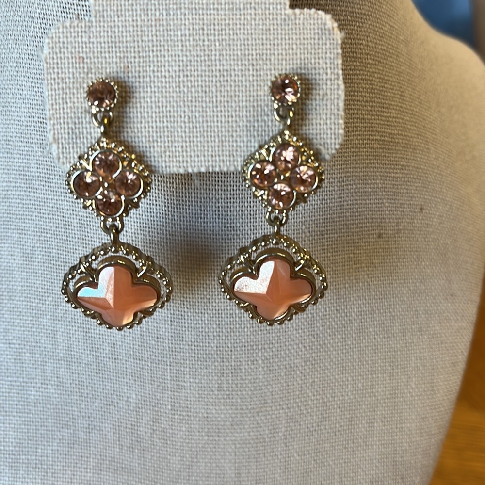 ✨ 3/$15 ✨ Gold Tone Dangle Fashion Earrings With Peach Colored Accents - Picture 2 of 2